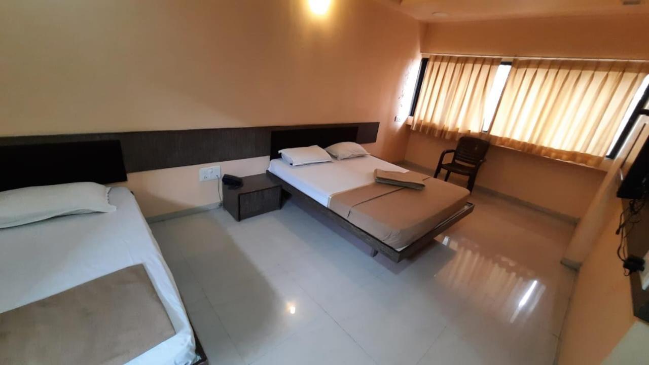 Sugandha Lodge Solapur Exterior foto